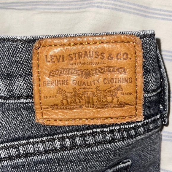 Black Levi’s, button up cutoff denim shorts!! - Picture 10 of 10